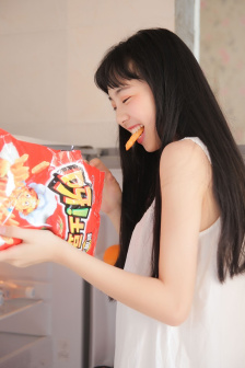 他含着她的骚嫩B猛吸